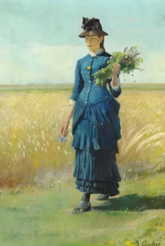 Een jong meisje in een blauwe jurk op een veld met wilde bloemen in haar hand