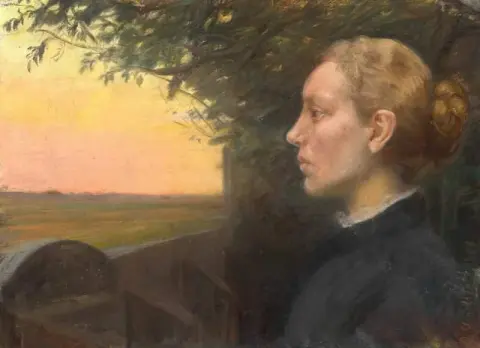 Een jong Skagen-meisje bij een houten hek kijkt naar de ondergaande zon, 1906