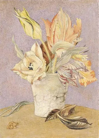 Tulipaner i en hvit marmorvase