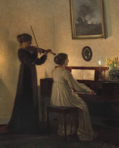 Interior com duas mulheres tocando música à luz de velas, 1918