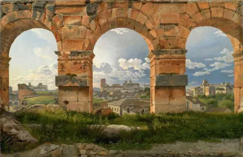 En utsikt gjennom tre buer av den tredje etasjen i Colosseum