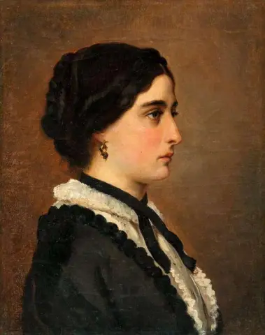 Una mujer joven vestida de negro