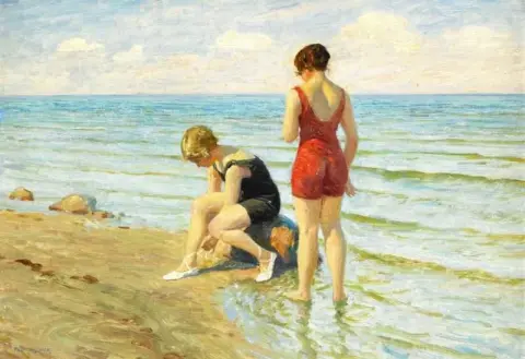 Due giovani donne in costume da bagno rosso e blu sulla spiaggia, 1917