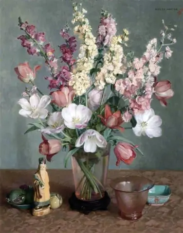 Blumenstillleben mit Glas und Objekten