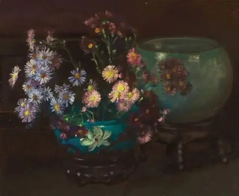 Blumen und blaue Vasen