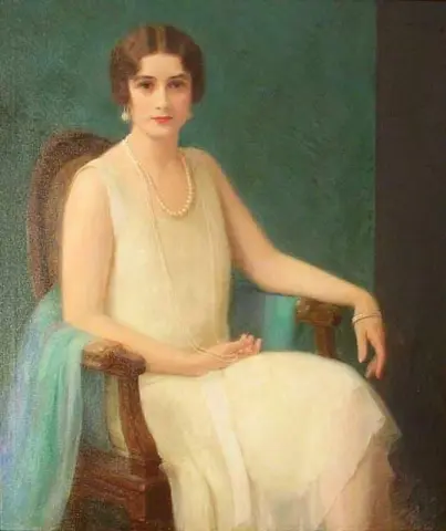 Frau mit Perlen