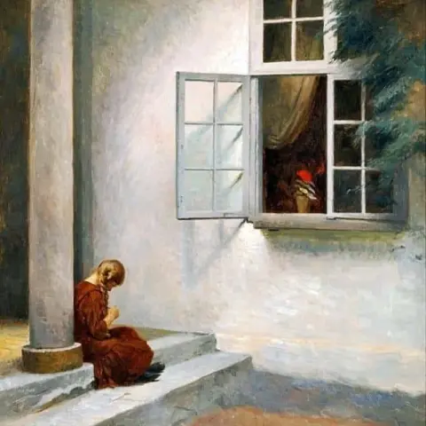 Kleines Mädchen an einer Säule in Liselund