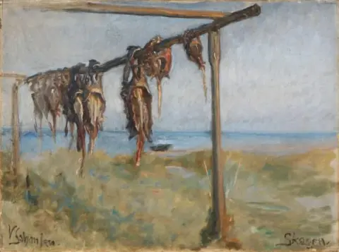 Blick von Skagen mit zum Trocknen hängenden Fischen