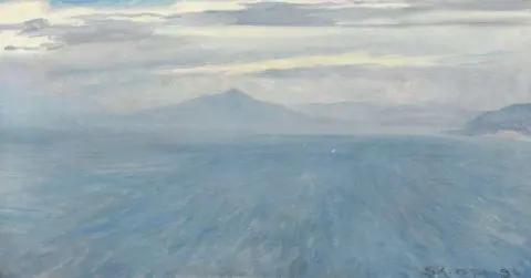 Mare blu nebbioso. Il Vesuvio sullo sfondo