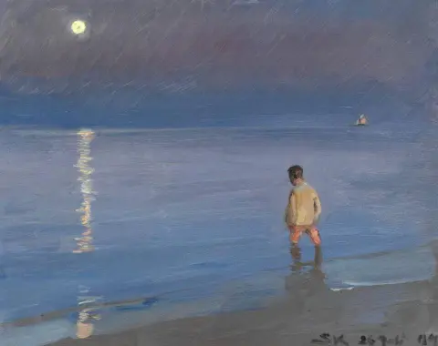 Sommerkveld med måneskinn over havet. I forgrunnen En padlende gutt 1904