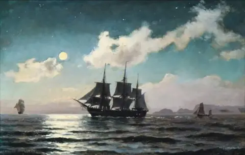 Vista sul mare al chiaro di luna con la fregata danese Jylland