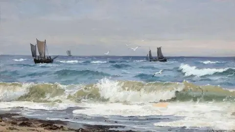 Vista sul mare con barche a vela al largo delle coste