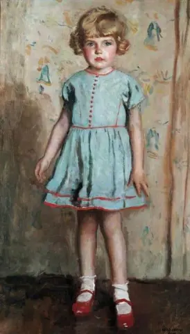 Jovem em um vestido azul