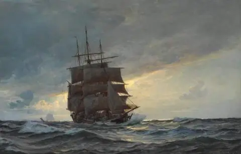 Vista sul mare con navi a vela in mare aperto