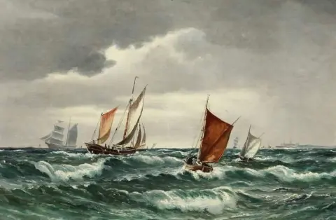 Vista sul mare con velieri e barche a vela e il castello di Kronborg in lontananza