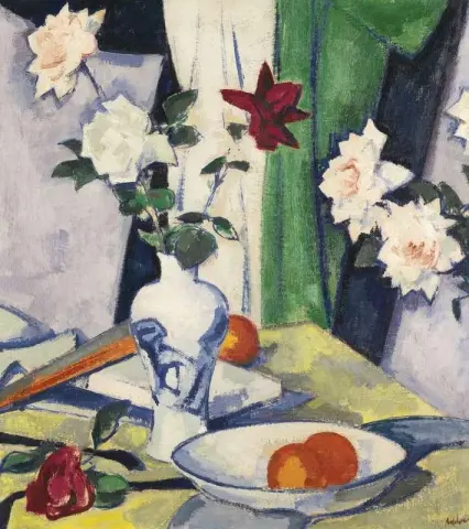 Stilleben av roser med en blå og hvit vase 1920