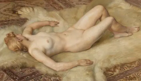 Desnudo Acostado Sobre Una Piel De Oso