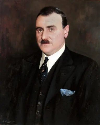 Портрет мистера Л. Дж. Крида в полный рост в темном костюме, 1933 год.