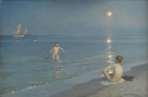 Jongens die in Skagen baden. Zomeravond