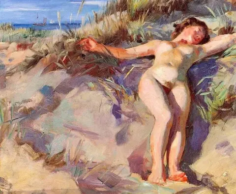 En ung naken kvinne som soler seg på stranden i Skagen
