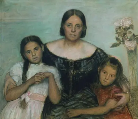 Gruppeportrett. Kunstnerens kone Frederikke med døtrene hans ved første ekteskap Yvonne og Nina 1905
