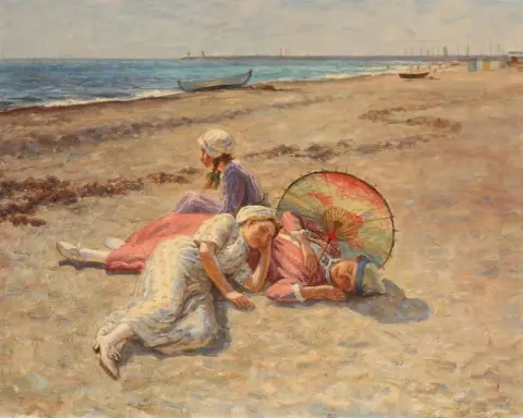 三个年轻女子在海滩上休息 1915