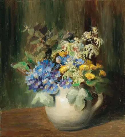 Blumenstrauß in einem Steingutkrug