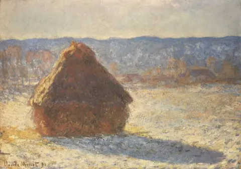 Meule De Foin Dans La Neige Du Matin